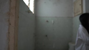 Ölü kızın kanlı videosu, Cadılar Bayramı konsepti. 