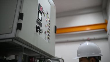 Mühendis bilgisayar işçisi büyük makineleri kontrol ediyor