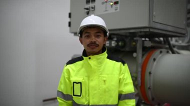 Mühendis bilgisayar işçisi büyük makineleri kontrol ediyor