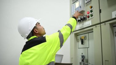 Mühendis bilgisayar işçisi büyük makineleri kontrol ediyor
