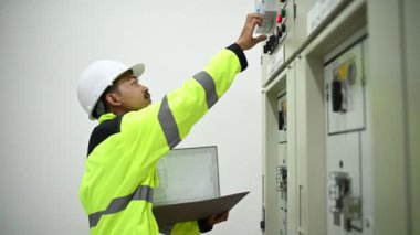 Mühendis bilgisayar işçisi büyük makineleri kontrol ediyor