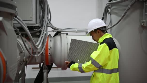 Ingenieur Computerarbeiter Steuert Die Bedienung Großer Maschinen — Stockvideo