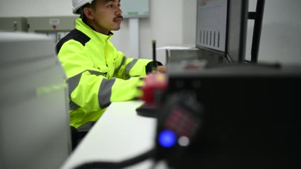 Ingenieur Computerarbeiter Steuert Die Bedienung Großer Maschinen — Stockvideo