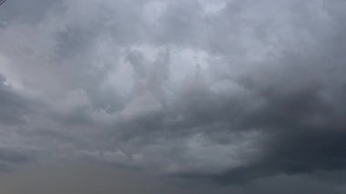 Fırtınadan önceki bulutlar, yağmurlu mevsim konsepti