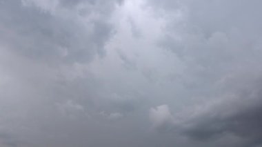 Fırtınadan önceki bulutlar, yağmurlu mevsim konsepti