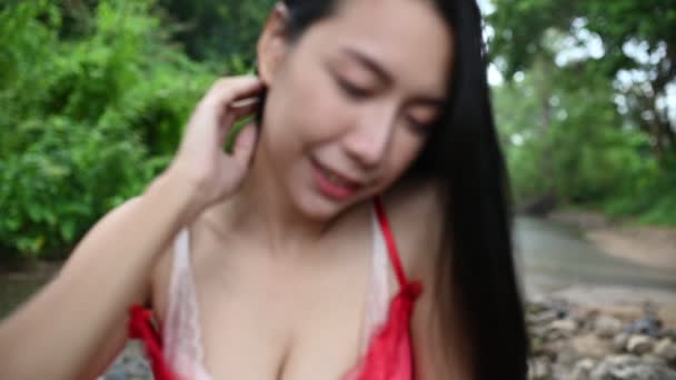 Lassú Mozgás Fiatal Gyönyörű Ázsiai Piros Fehérnemű Pózol Természetben — Stock videók