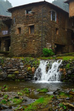 Extremadura 'daki Robledillo de Gata' nın taş evleri.