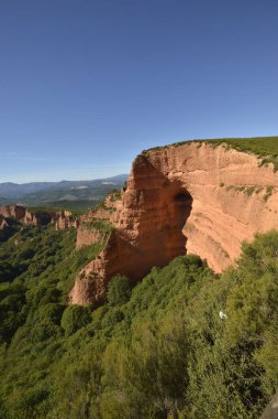 Medulas, Leon eyaletinin El Bierzo bölgesinde, Castilla y Leon özerk bölgesinde eski bir Roma altın madenciliği operasyonu..