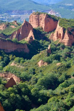Medulas, Leon eyaletinin El Bierzo bölgesinde, Castilla y Leon özerk bölgesinde eski bir Roma altın madenciliği operasyonu..