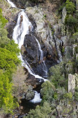 Las Hurdes bölgesindeki şelale Sierra de Gata, Extremadura 'ya çok yakın. Caminomorisco