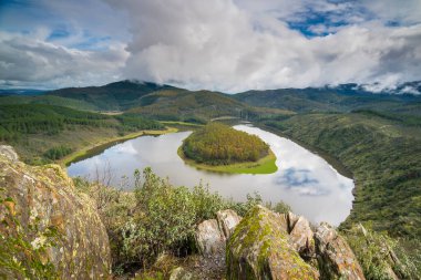 Melero Alagon nehrinin Meander 'ı, Las Hurdes, Extremadura, İspanya. Bu kanyon, Amerika Birleşik Devletleri 'ndeki Colorado Nehri' nin kanyonuna çok benzer..