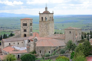 Alcazaba 'dan Trujillo kasabasının manzarası ya da Extremadura, İspanya' daki şato.