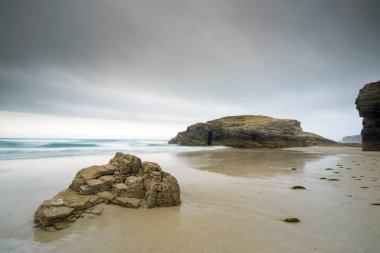 Ribadeo 'daki Catedrales veya Augas Noel Baba plajlarında gün batımı. Lugo, Galiçya.