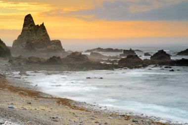 Asturias 'taki Campiecho Plajı ve inanılmaz kayalıkları ve uçurumları.
