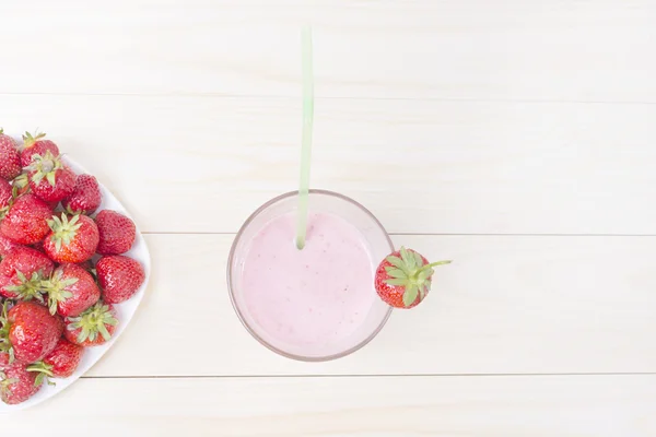 Batido de leche con fresas —  Fotos de Stock