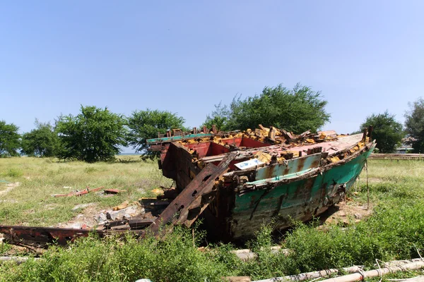 Старый деревянный корабль разбился — стоковое фото