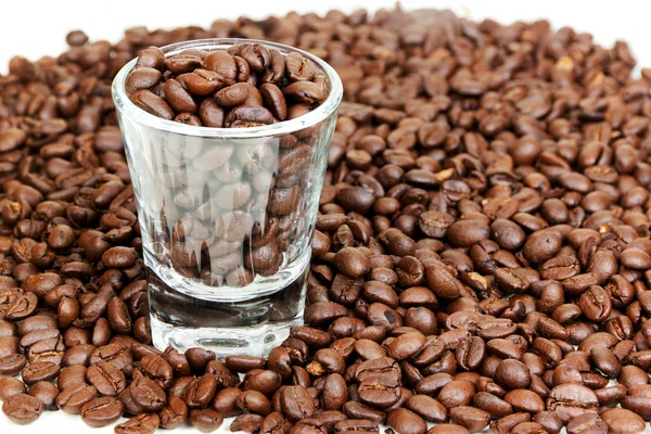 Kurzes Glas mit Kaffeebohnen — Stockfoto