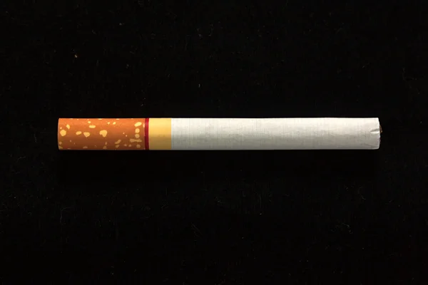 Cigarettes sur le drap noir — Photo