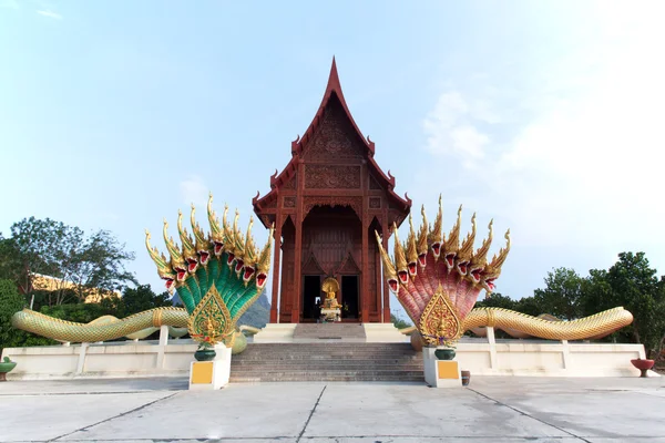 Buddhismen tempel teak för tillbedjan i Thailand — Stockfoto