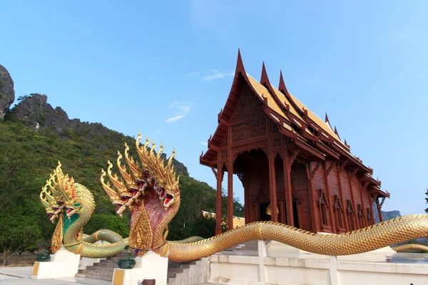 Buddhismen tempel teak för tillbedjan i Thailand — Stockfoto