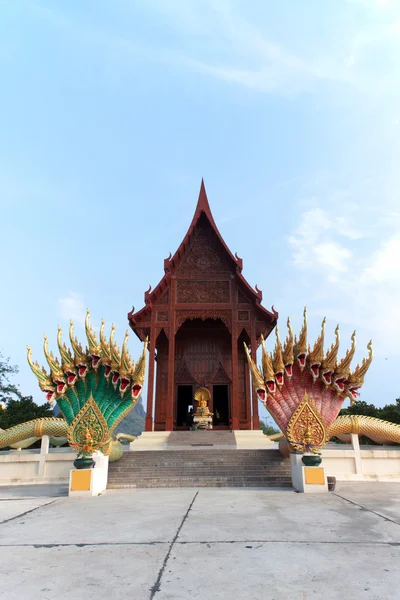 Buddhismen tempel teak för tillbedjan i Thailand — Stockfoto