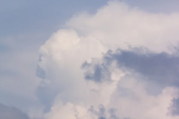 Witte wolken en regenwolken — Stockfoto