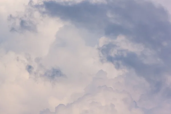 Nubes blancas y nubes de lluvia — Foto de Stock