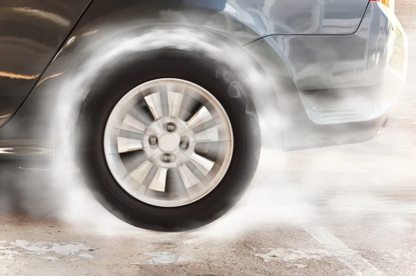 yanık lastik arka tekerlek