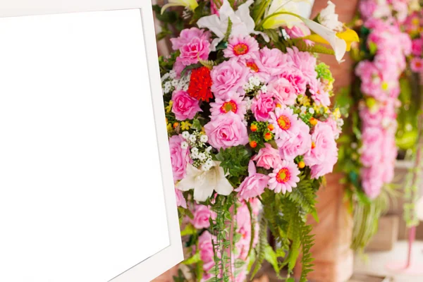 Buquê flores rosa e moldura de fotos branco — Fotografia de Stock