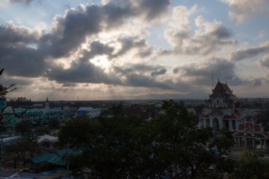 Işık ışınlarının karanlık Bulutların arasından parlayan