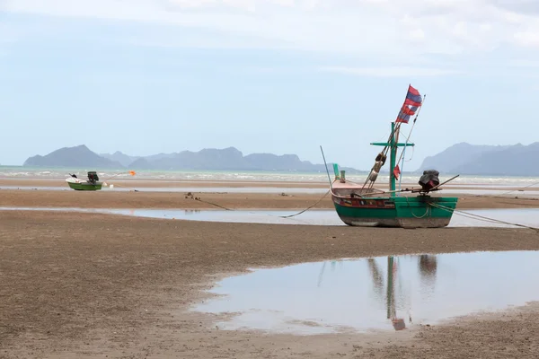 Barco madera de pesca local en un amarre —  Fotos de Stock