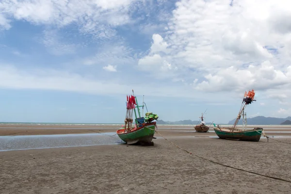 Barco madera de pesca local en un amarre —  Fotos de Stock