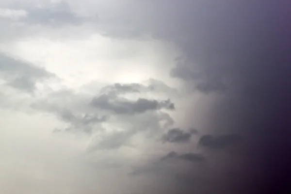 Nuvens chuvosas no céu — Fotografia de Stock