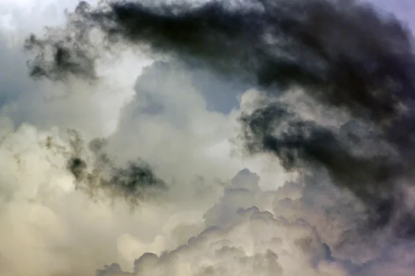 Nuvens chuvosas no céu — Fotografia de Stock