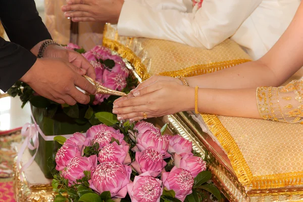Zalévání trubka svatba v Thajsku — Stock fotografie