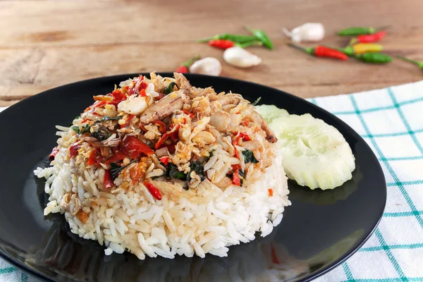 Basilikum gebratener Reis mit Krabbenfleisch — Stockfoto