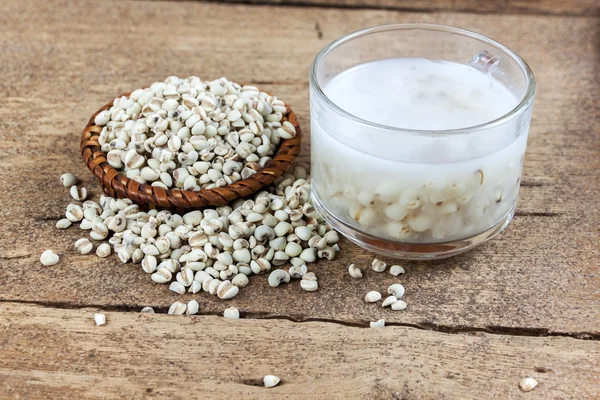 Mısır gevreği iş'ın gözyaşları ile Hindistan cevizi sütü