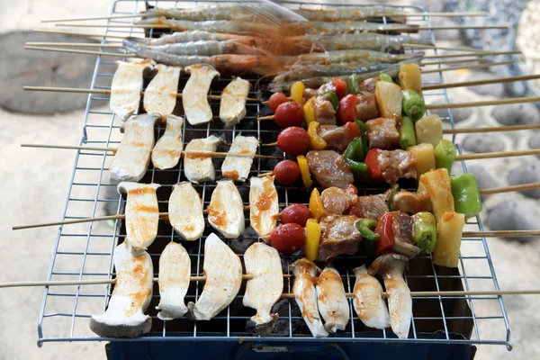 Bar-b-q Grill mit Fleisch und Gemüse — Stockfoto