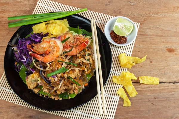 Rör om stekt tång glas linje med räkor (Pad Thai) — Stockfoto