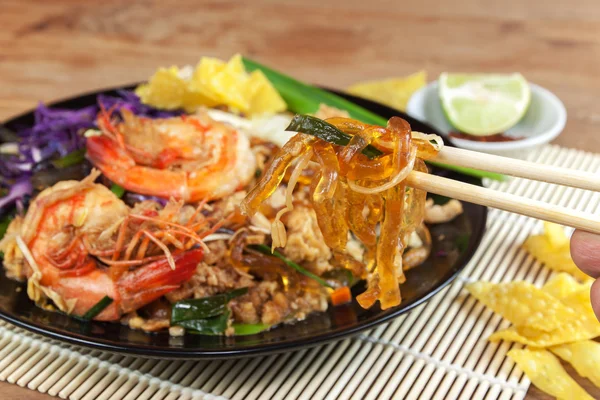 Revuelva la línea de vidrio de algas marinas fritas con camarones (Pad Thai ) —  Fotos de Stock