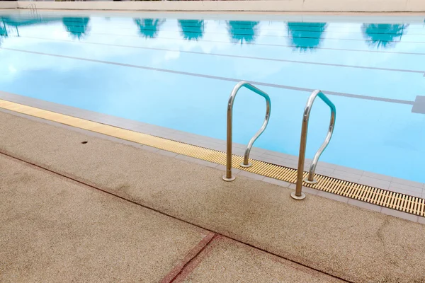 Ola de agua azul en la piscina — Foto de Stock