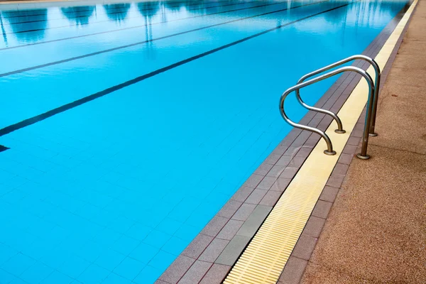 Azulejo azul de cerámica a la carrera natación — Foto de Stock