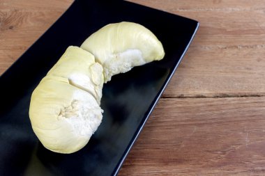 Durian siyah bir tabak üzerinde
