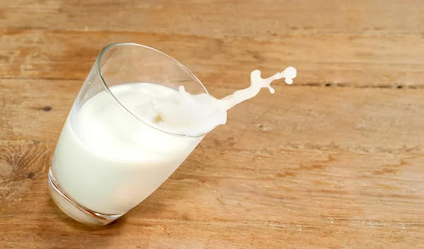 Glass of milk are falling — Stock Photo, Image