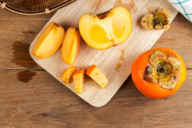 Trabzon hurması sarı renkli meyveler