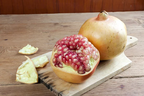 Fruto de romã cortado dissecar — Fotografia de Stock