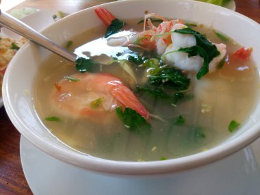 Tom Yum Kung veya Tom Yum, Tayland 'da tipik bir baharatlı berrak çorba. Tayland 'ın popüler yemekleri.