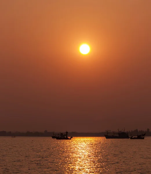 Pôr do sol na praia e navios — Fotografia de Stock