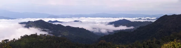 在全景雾山脉 — 图库照片