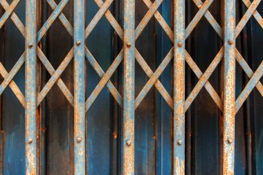 Mavi eski çelik kapı ve daha fazla rusty